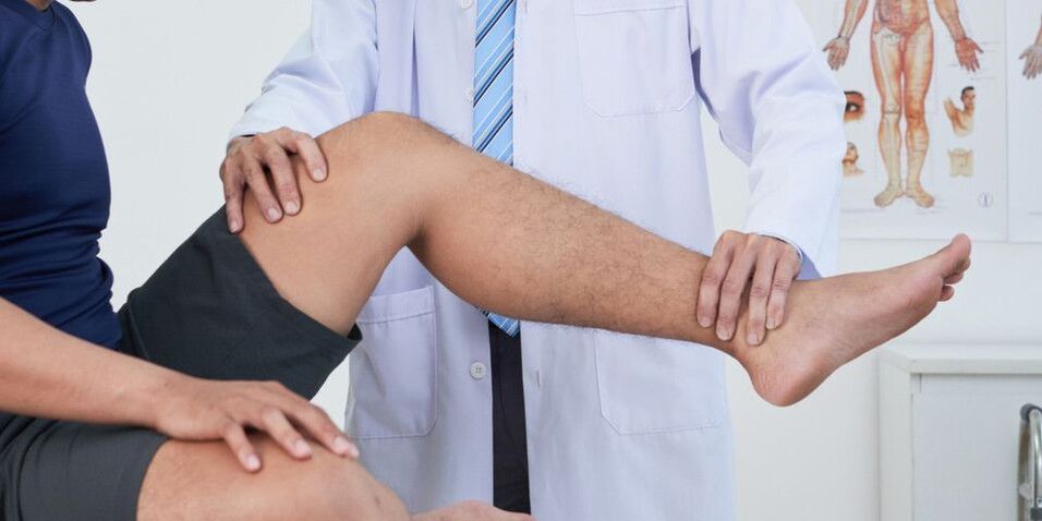 esame del ginocchio del medico