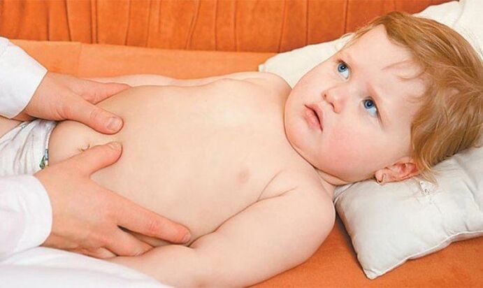 Il bambino è preoccupato per il dolore all'articolazione dell'anca causato dall'epifisiolisi